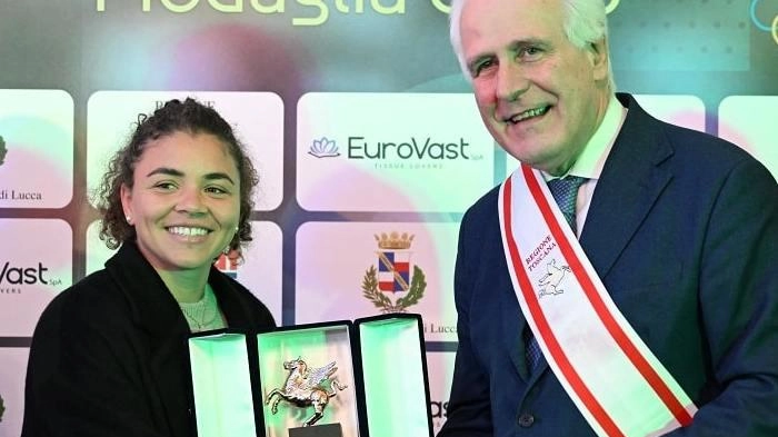 BAGNI DI LUCCA (Lucca) Il presidente della Toscana Eugenio Giani ha consegnato il Pegaso d’Oro, massimo riconoscimento della Regione, alla tennista...