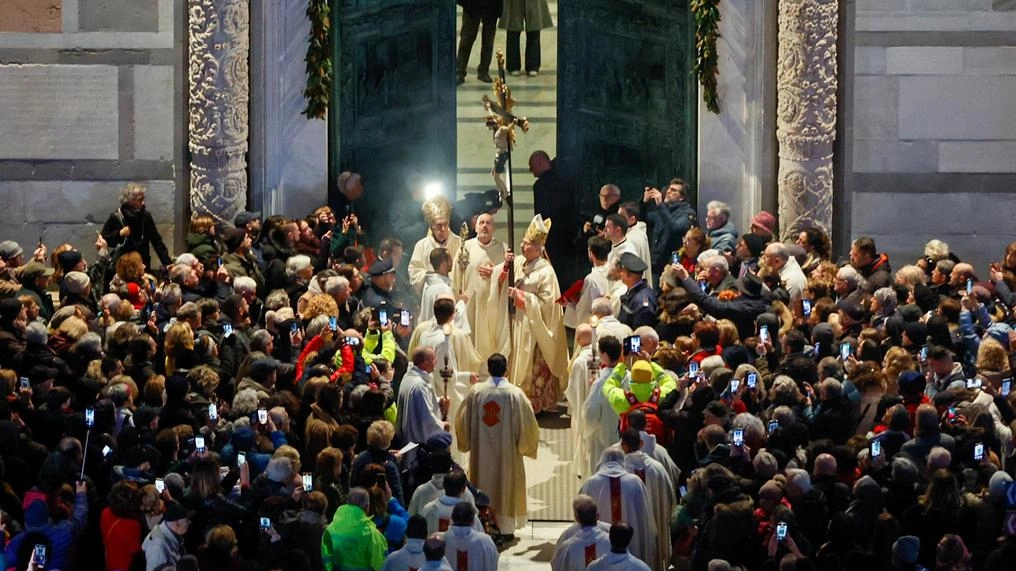 Il messaggio dell’arcivescovo Giovanni Paolo Benotto che ha letto alcuni passi della bolla di Papa Francesco: "Vivere l’esperienza del grande perdono di cui abbiamo tutti bisogno". Il messaggio dell’arcivescovo Giovanni Paolo Benotto che ha letto alcuni passi della bolla di Papa Francesco: "Vivere l’esperienza del grande perdono di cui abbiamo tutti bisogno".