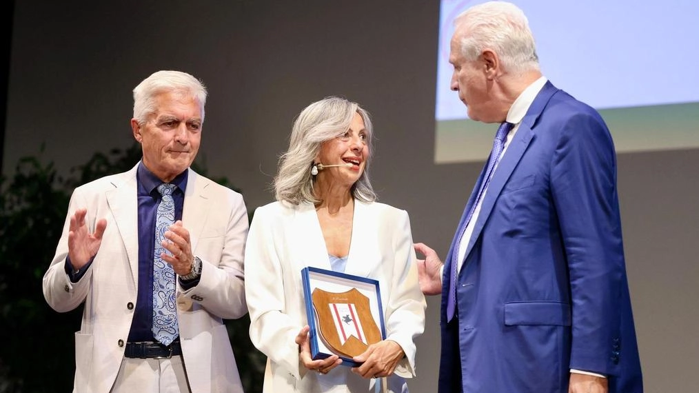 Il sindaco Campatelli con Simona Dei, presidente dell’Associazione Letteraria Giovanni Boccaccio Il sindaco Campatelli con Simona Dei, presidente dell’Associazione Letteraria Giovanni Boccaccio