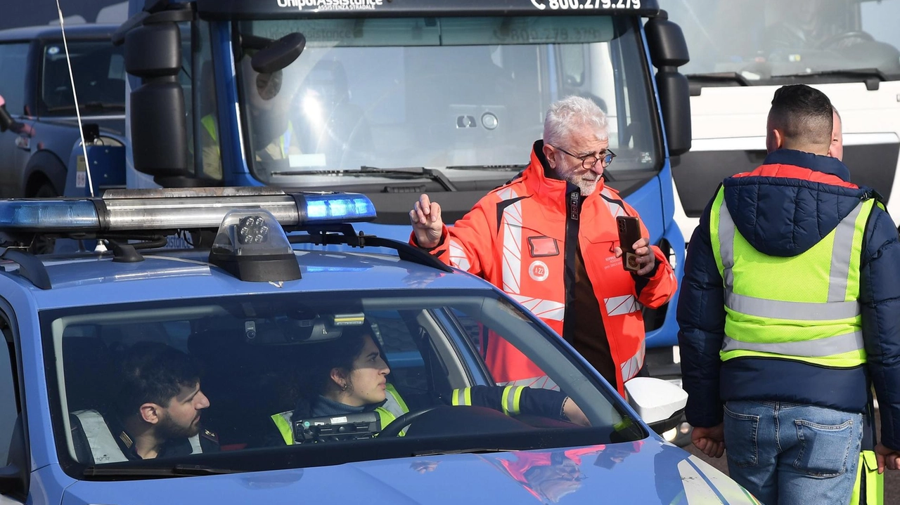 Tre ragazzi del settore giovanile dell'Empoli coinvolti in incidente sull'A12, ma fortunatamente solo lievi ferite. Tornati a casa e pronti per riprendere gli allenamenti. Conducente del Tir ferito. Tre ragazzi del settore giovanile dell'Empoli coinvolti in incidente sull'A12, ma fortunatamente solo lievi ferite. Tornati a casa e pronti per riprendere gli allenamenti. Conducente del Tir ferito.