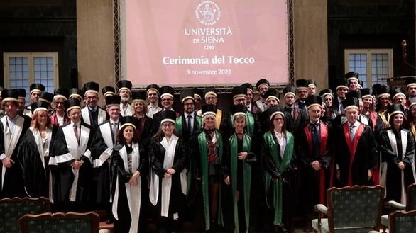 Venerdì prossimo, alle 15 nell’aula magna del Rettorato, si terrà la cerimonia di consegna del tocco ai nuovi docenti e... Venerdì prossimo, alle 15 nell’aula magna del Rettorato, si terrà la cerimonia di consegna del tocco ai nuovi docenti e...