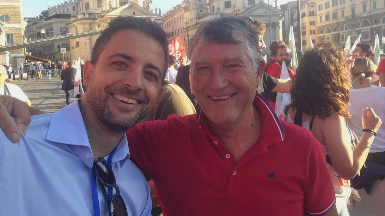 Il parlamentare aglianese Marco Furfaro e il segretario del Pd Andrea Acciai durante una manifestazione