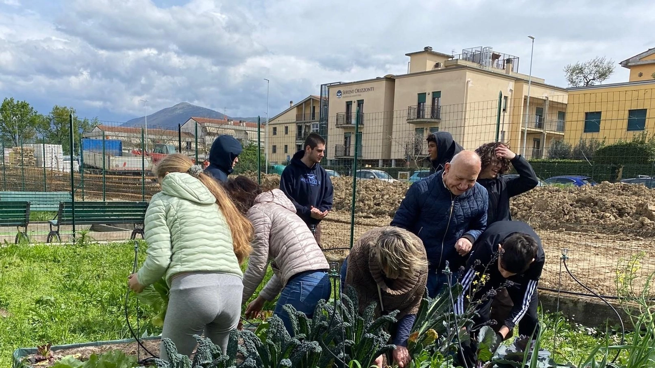 Utenti della Cui e studenti del Datini coltivano ortaggi e soprattutto relazioni positive