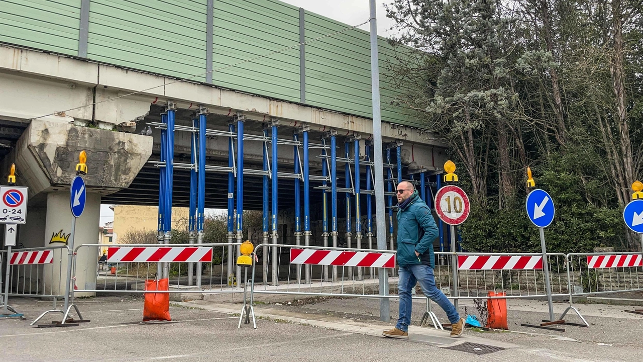 I lavori di consolidamento del viadotto di Ponzano a Empoli procedono, con chiusura temporanea di un tratto della Fi-Pi-Li il prossimo fine settimana. L'intervento mira a sostituire una trave danneggiata da un incidente e dovrebbe concludersi entro il 31 agosto. I lavori di consolidamento del viadotto di Ponzano a Empoli procedono, con chiusura temporanea di un tratto della Fi-Pi-Li il prossimo fine settimana. L'intervento mira a sostituire una trave danneggiata da un incidente e dovrebbe concludersi entro il 31 agosto.