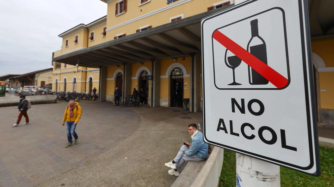 Uno dei cartelli di piazza Don Minzoni che indicano il divieto di consumo dell’alcol: con l’ultima approvazione in consiglio comunale è stato rafforzato il regolamento di polizia urbana (Gasperini/FotocronacheGermogli) Uno dei cartelli di piazza Don Minzoni che indicano il divieto di consumo dell’alcol: con l’ultima approvazione in consiglio comunale è stato rafforzato il regolamento di polizia urbana (Gasperini/FotocronacheGermogli)