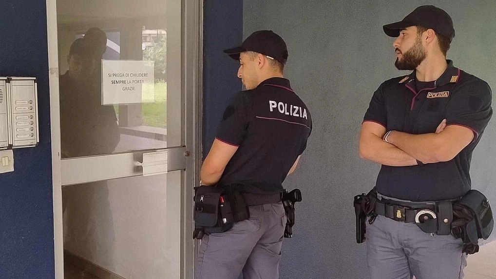 Gli agenti della Mobile nel palazzo di viale Giotto dove accadde la tragedia Gli agenti della Mobile nel palazzo di viale Giotto dove accadde la tragedia