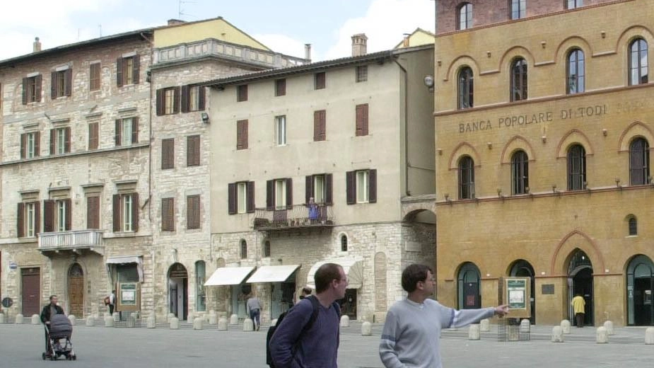 Piazza del Popolo, cuore del centro storico di Todi. In città i residenti sono 16.615 ma c’è un forte incremento del turismo Piazza del Popolo, cuore del centro storico di Todi. In città i residenti sono 16.615 ma c’è un forte incremento del turismo