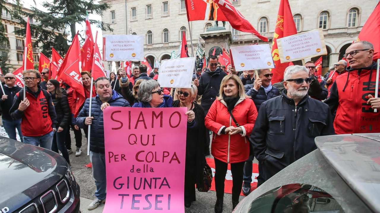 Evitato il contatto fisico tra i più facinorosi grazie alla Digos. Nei corridoi clima più disteso. La freddezza della Tesei verso Proietti.