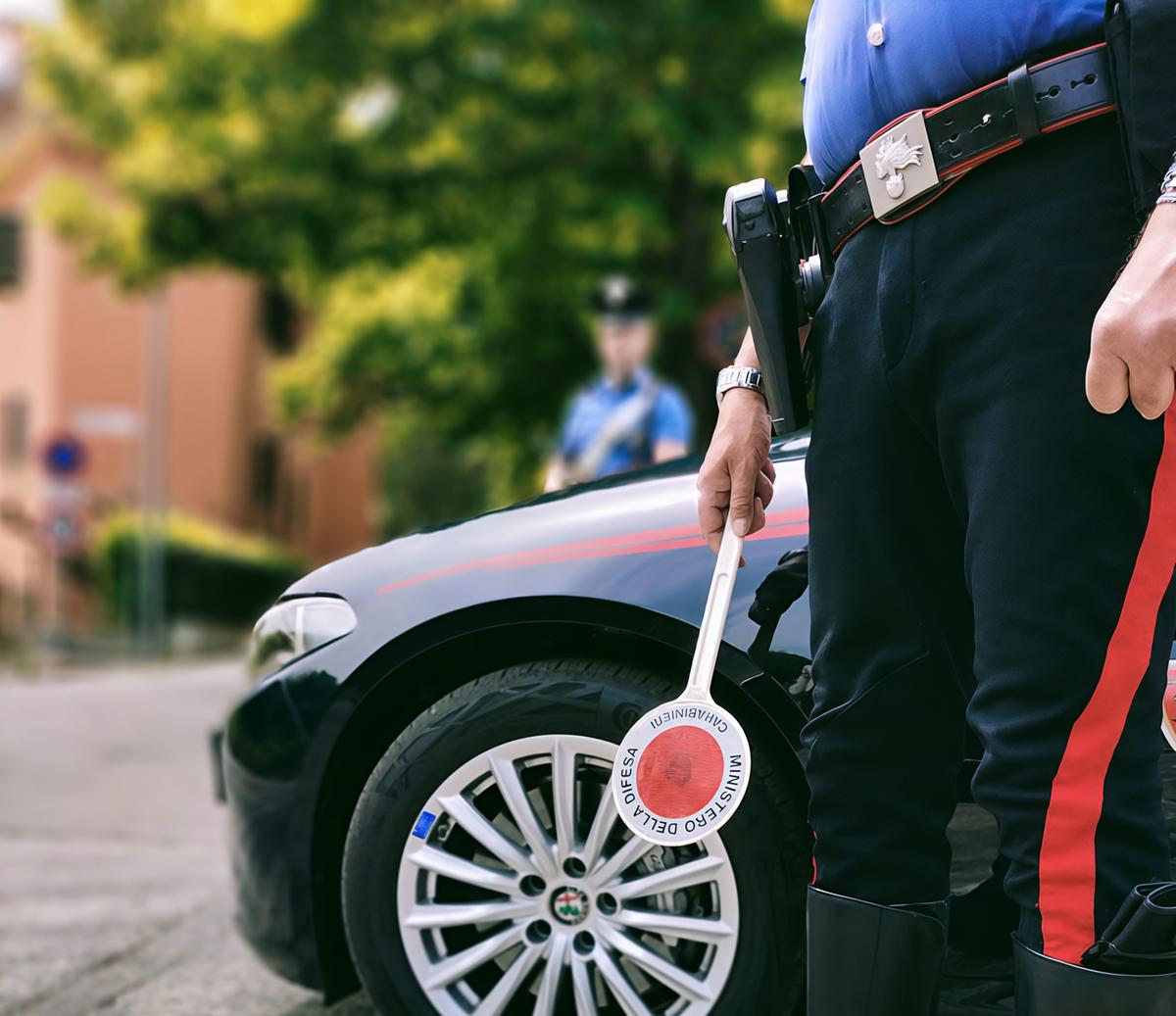 si lancia dalla finestra per sfuggire ai carabinieri preso con un connazionale