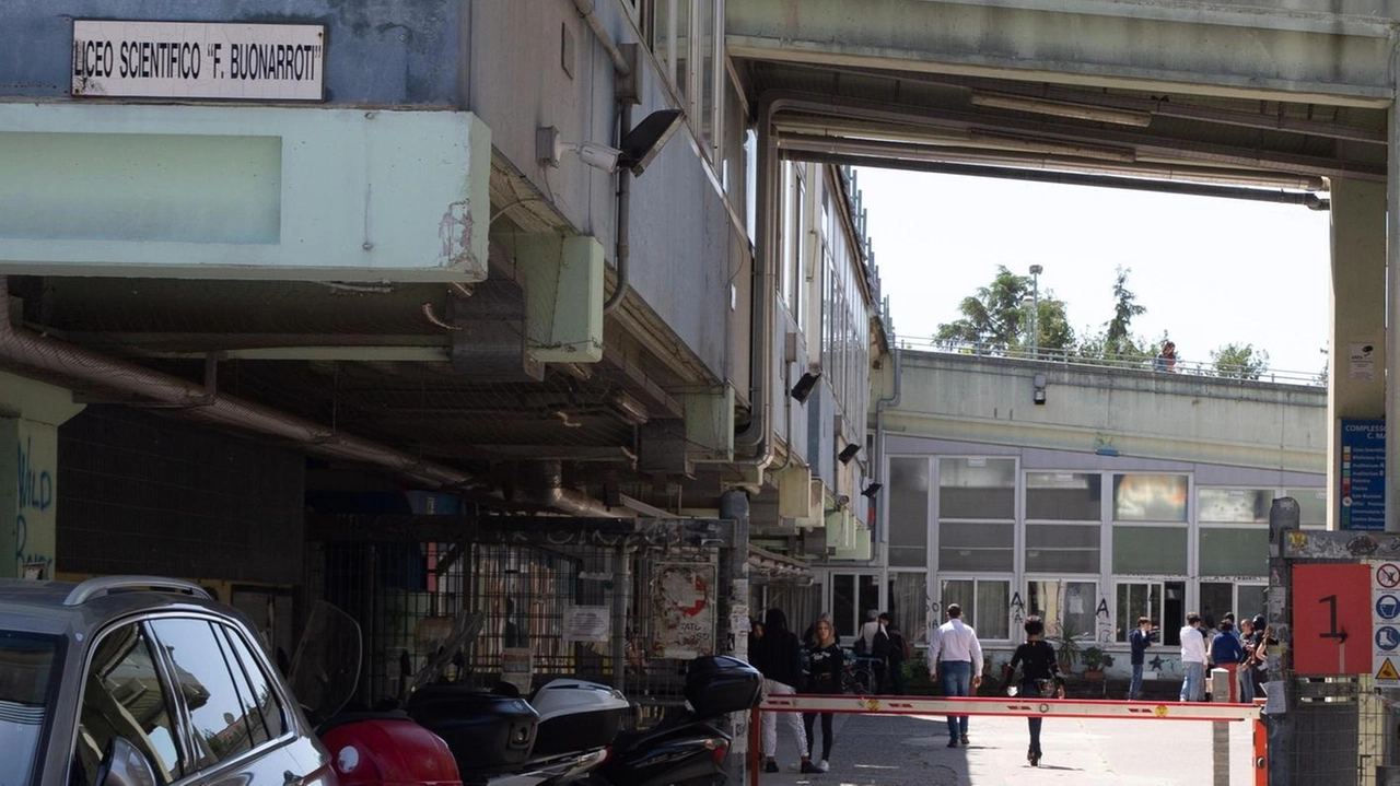 L’ingresso del liceo Buonarroti Gli studenti sono stati sospesi fra i due e i cinque giorni (foto d’archivio) L’ingresso del liceo Buonarroti Gli studenti sono stati sospesi fra i due e i cinque giorni (foto d’archivio)