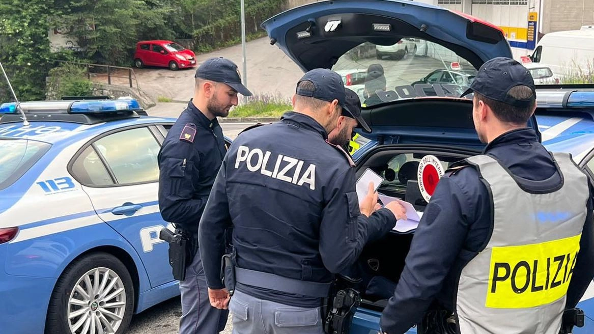 La polizia stradale ha scoperto all’esterno dell’autoscuola il suggeritore delle prove di esame foto d’archivio La polizia stradale ha scoperto all’esterno dell’autoscuola il suggeritore delle prove di esame foto d’archivio