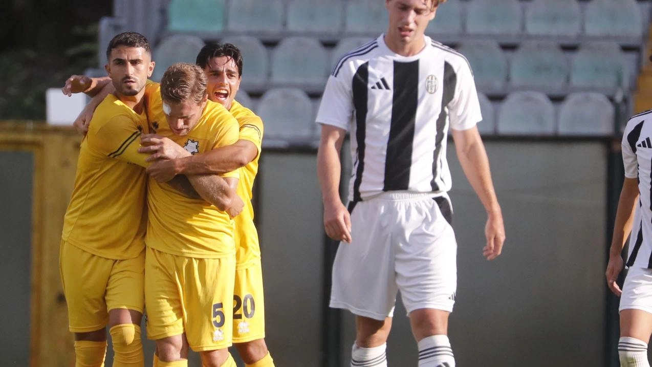 L’esultanza degli avversari e la delusione dei bianconeri, una scena che i tifosi del Siena sperano di vedere il meno possibile L’esultanza degli avversari e la delusione dei bianconeri, una scena che i tifosi del Siena sperano di vedere il meno possibile