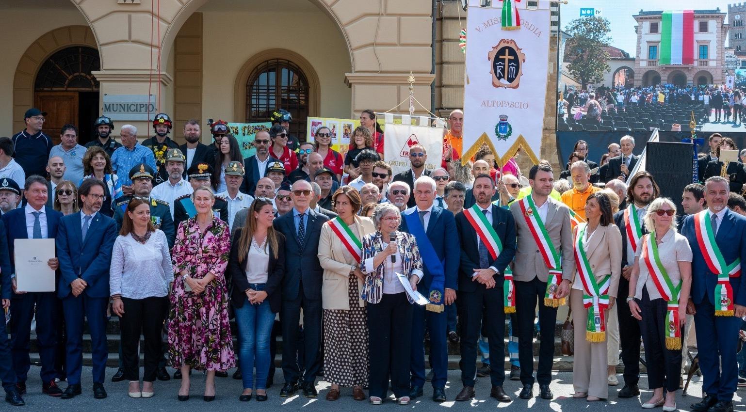 https://www.lanazione.it/image-service/view/acePublic/alias/contentid/M2JkOGJmNDUtZDI4YS00/0/musica-emozioni-e-sorprese-grande-festa-ad-altopascio-dalla-piazza-i-saluti-a-jasmine.jpeg