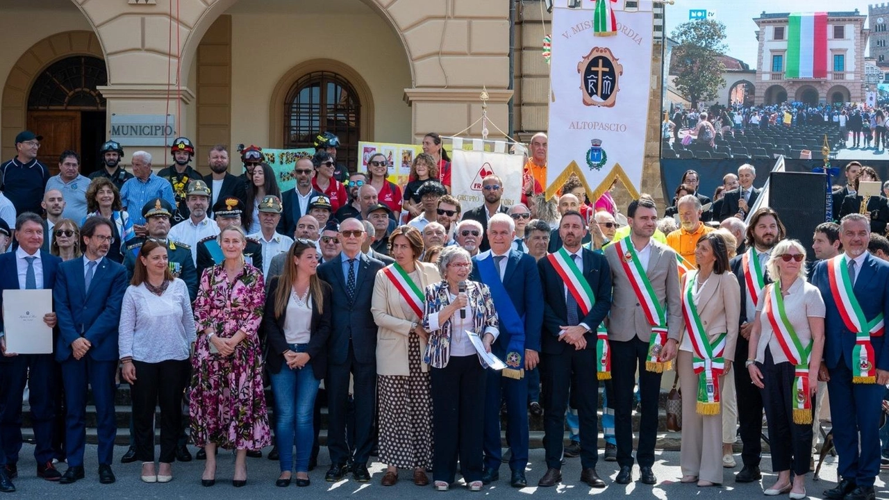Grande successo in piazza Vittorio Emanuele dove, per la prima volta, si sono tenute le celebrazioni per la Festa della Repubblica. Presenti le autorità locali e militari .