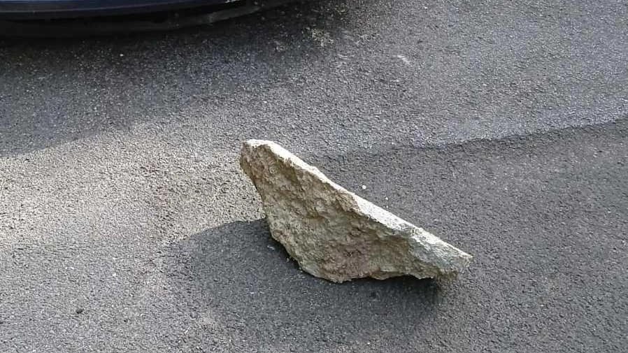 Il sasso che si è staccato dalla volta della galleria colpendo l’auto in transito Il sasso che si è staccato dalla volta della galleria colpendo l’auto in transito