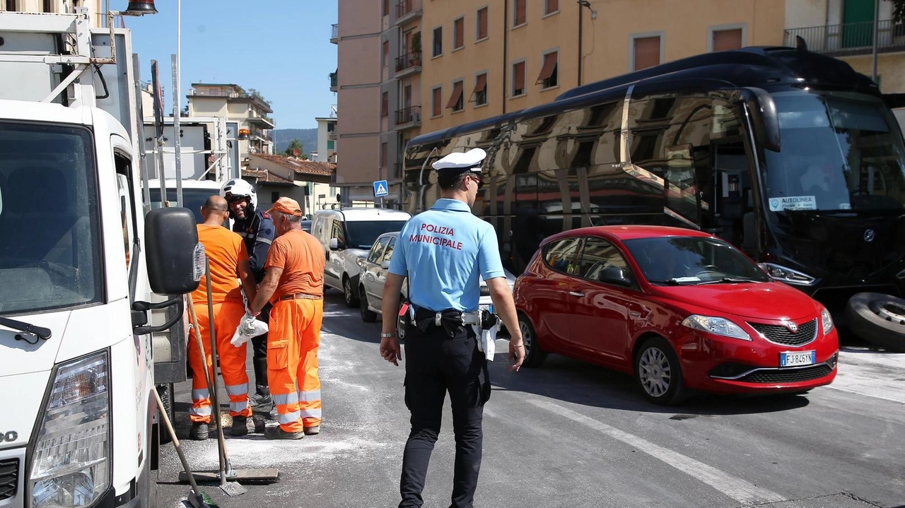 Caos per circa un’ora e mezzo ieri a Rifredi a causa del guasto di un pullman turistico proveniente da Siena.... Caos per circa un’ora e mezzo ieri a Rifredi a causa del guasto di un pullman turistico proveniente da Siena....