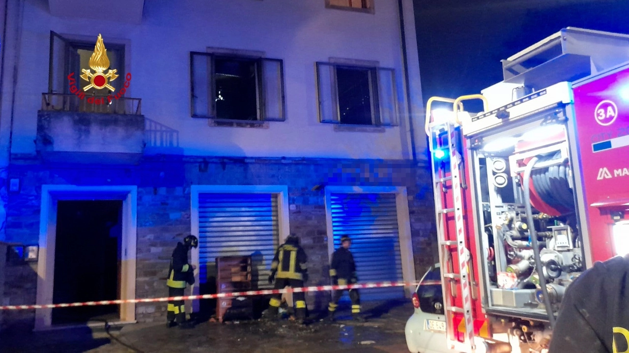 L'intervento dei vigili del fuoco in via di Ripoli per l'incendio divampato in un appartamento al primo piano L'intervento dei vigili del fuoco in via di Ripoli per l'incendio divampato in un appartamento al primo piano