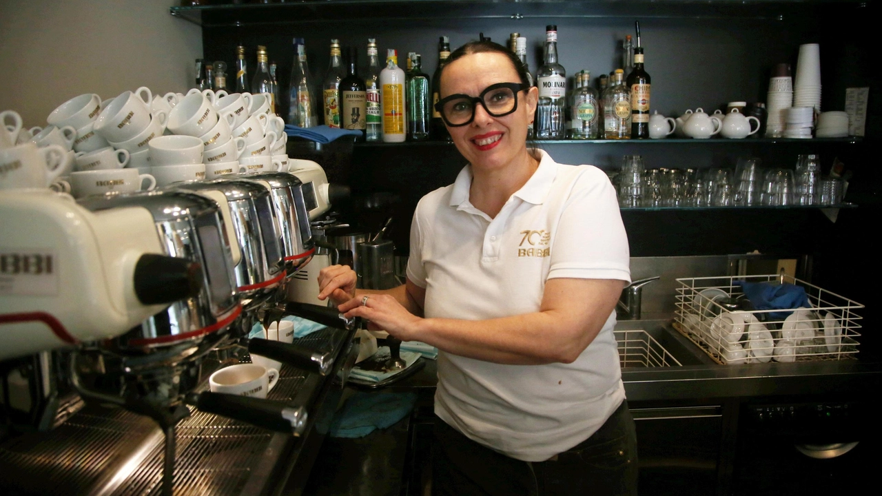 Una barista prepara un espresso alla macchina del caffè Una barista prepara un espresso alla macchina del caffè
