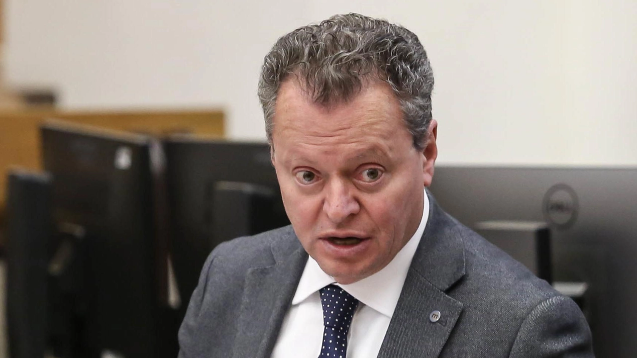Il vicepresidente della Regione Umbria, Roberto Morroni, sottolinea che la responsabilità della programmazione dei rifiuti spetta all'Assemblea legislativa, confermando la validità del nuovo Piano regionale approvato. La Commissione europea ha elogiato il Piano per essere in linea con le direttive dell'Unione europea, garantendo così lo sblocco dei fondi strutturali. Il vicepresidente della Regione Umbria, Roberto Morroni, sottolinea che la responsabilità della programmazione dei rifiuti spetta all'Assemblea legislativa, confermando la validità del nuovo Piano regionale approvato. La Commissione europea ha elogiato il Piano per essere in linea con le direttive dell'Unione europea, garantendo così lo sblocco dei fondi strutturali.