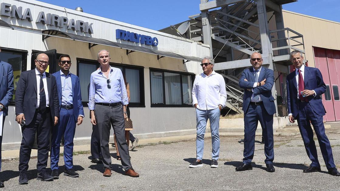 Decollo di Ampugnano. Piano da 34,5 milioni per il nuovo aeroporto. Filo diretto con Roma Decollo di Ampugnano. Piano da 34,5 milioni per il nuovo aeroporto. Filo diretto con Roma