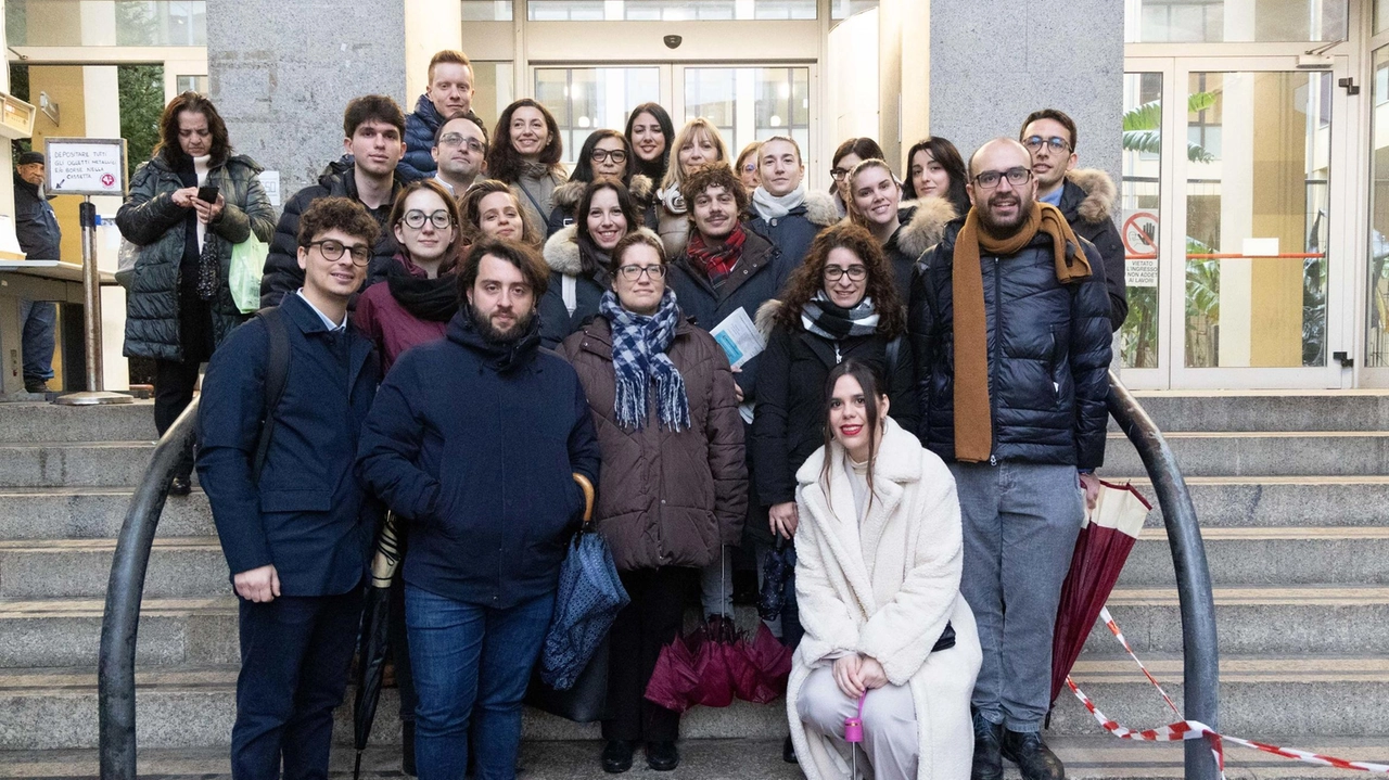Il presidio davanti al Palazzo per chiedere la stabilizzazione di 48 addetti altamente qualificati e tecnici assunti su Pisa grazie ai fondi del Pnrr. Il presidio davanti al Palazzo per chiedere la stabilizzazione di 48 addetti altamente qualificati e tecnici assunti su Pisa grazie ai fondi del Pnrr.