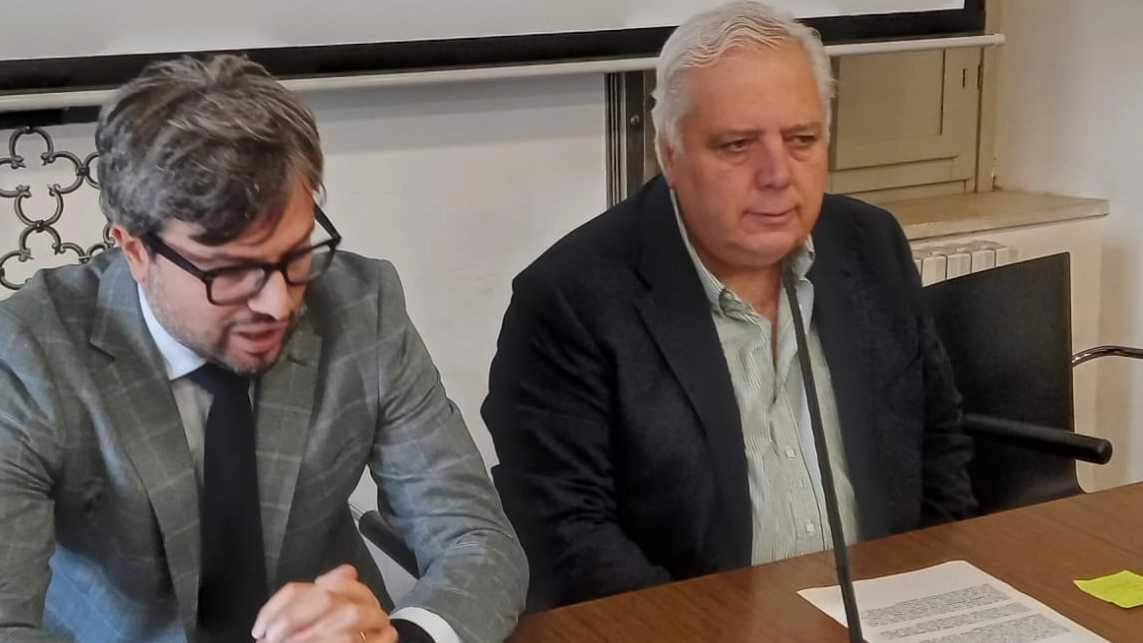 A sinistra il vice sindaco Michele Capitani con il vice presidente dell’Associazione anglo arabo corse Roberto Bonucci A sinistra il vice sindaco Michele Capitani con il vice presidente dell’Associazione anglo arabo corse Roberto Bonucci