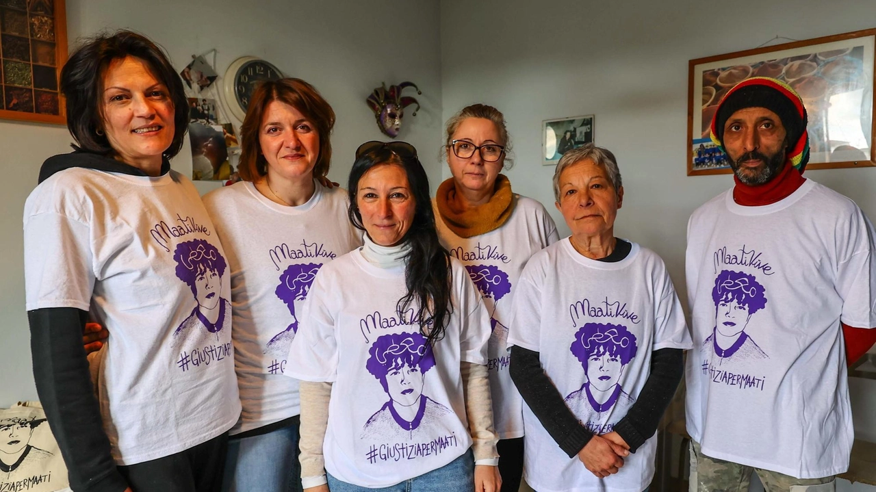 I genitori di Maati e altri esponenti del comitato con le maglie che raffigurano il suo volto