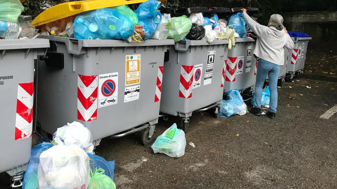 Via Rosselli: "E’ qui il degrado". I metodisti diventano ’spazzini’ Via Rosselli: "E’ qui il degrado". I metodisti diventano ’spazzini’
