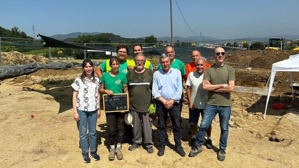 Il gruppo di lavoro durante gli scavi al sito etrusco La Rotta di Figline. Gli archeologi hanno trovato i resti di una capanna