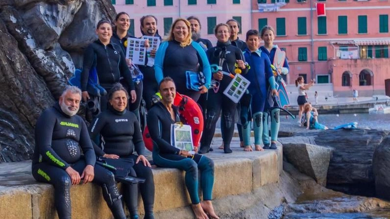 Studenti sui fondali delle 5 Terre. Successo per il ’Night Snorkeling’