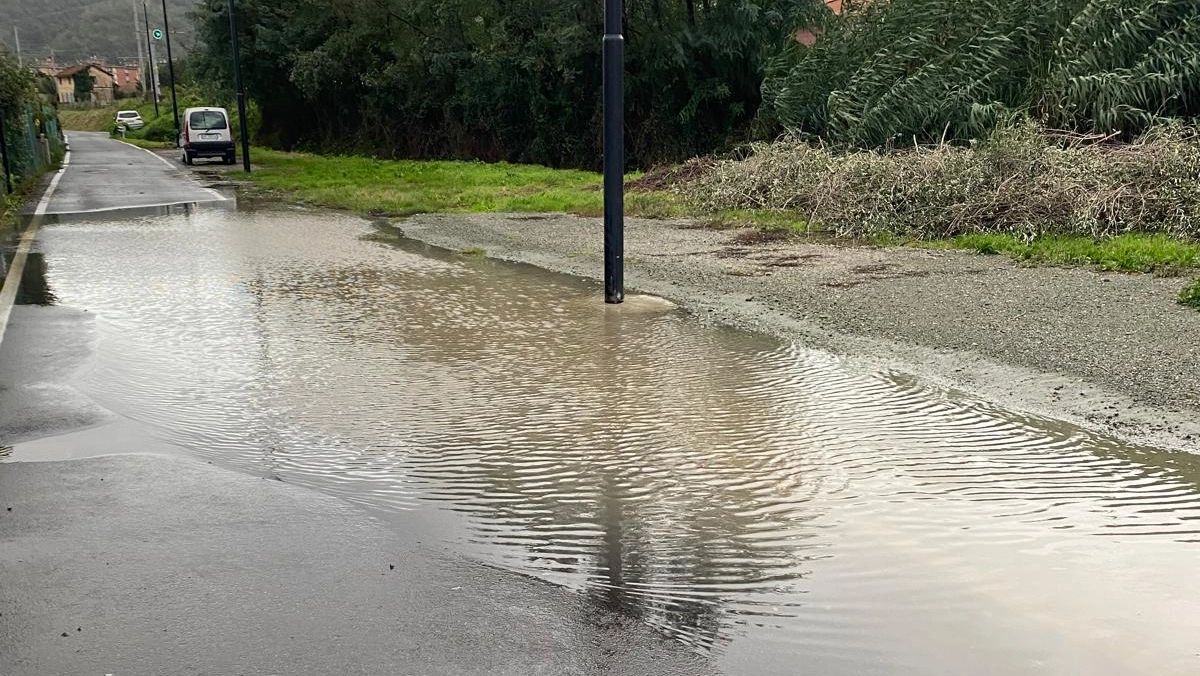 Un tratto della strada comunale di via Pedemonte, oggetto dell’interpellanza del consigliere di opposizione, Vesco (foto di repertorio) Un tratto della strada comunale di via Pedemonte, oggetto dell’interpellanza del consigliere di opposizione, Vesco (foto di repertorio)