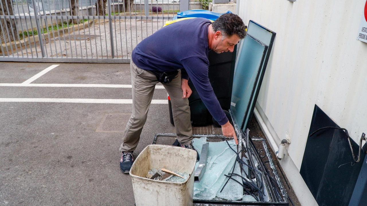 In alto i danni provocati dai ladri; qui sopra la banda ripresa dalle telecamere In alto i danni provocati dai ladri; qui sopra la banda ripresa dalle telecamere