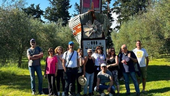 Alcuni visitatori all’interno del Giardino Viaggio di ritorno, sul territorio comunale di Castiglione della Pescaia Alcuni visitatori all’interno del Giardino Viaggio di ritorno, sul territorio comunale di Castiglione della Pescaia