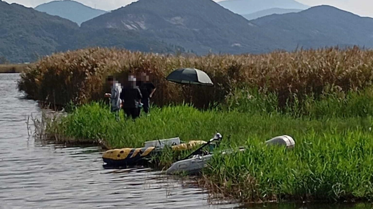 Un bivacco di pescatori sulle sponde del lago di Massaciuccoli: il gruppo era all’opera nelle scorse settimane con tanto di gommoni Un bivacco di pescatori sulle sponde del lago di Massaciuccoli: il gruppo era all’opera nelle scorse settimane con tanto di gommoni