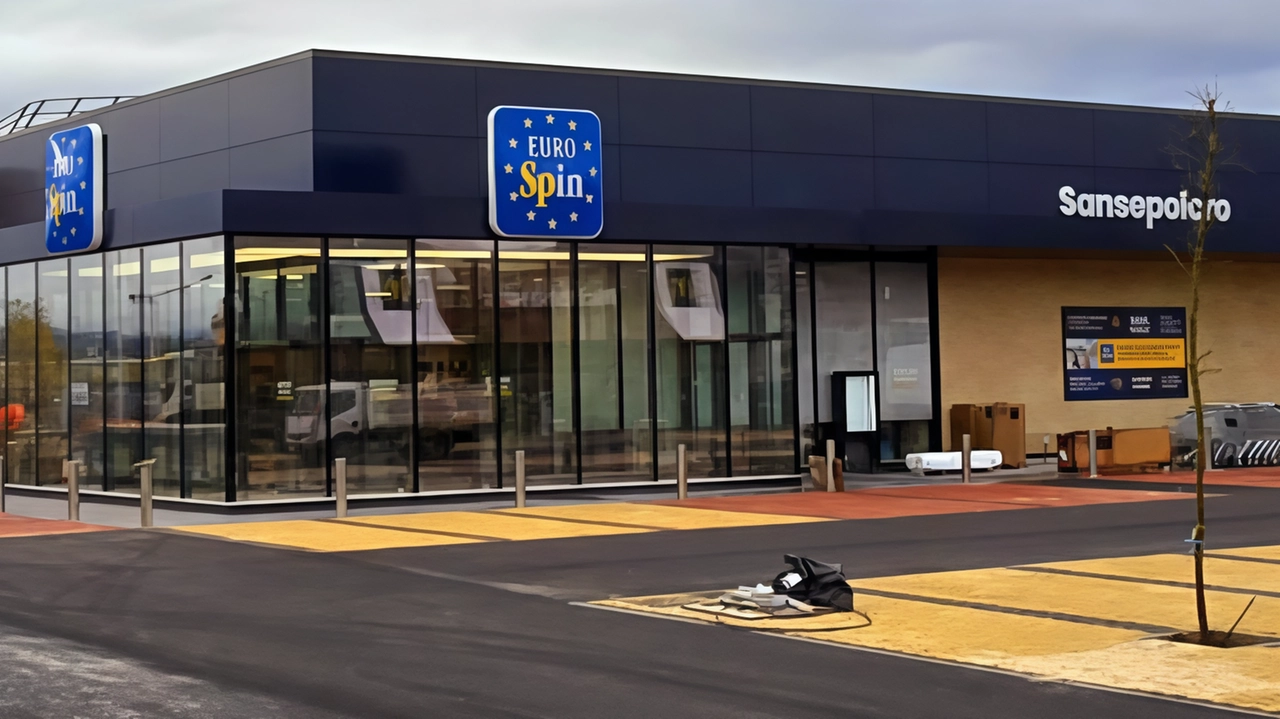 Tutto pronto per l’apertura del nuovo supermercato che è stato realizzato nell’area dell’ex Cose di Lana Tutto pronto per l’apertura del nuovo supermercato che è stato realizzato nell’area dell’ex Cose di Lana