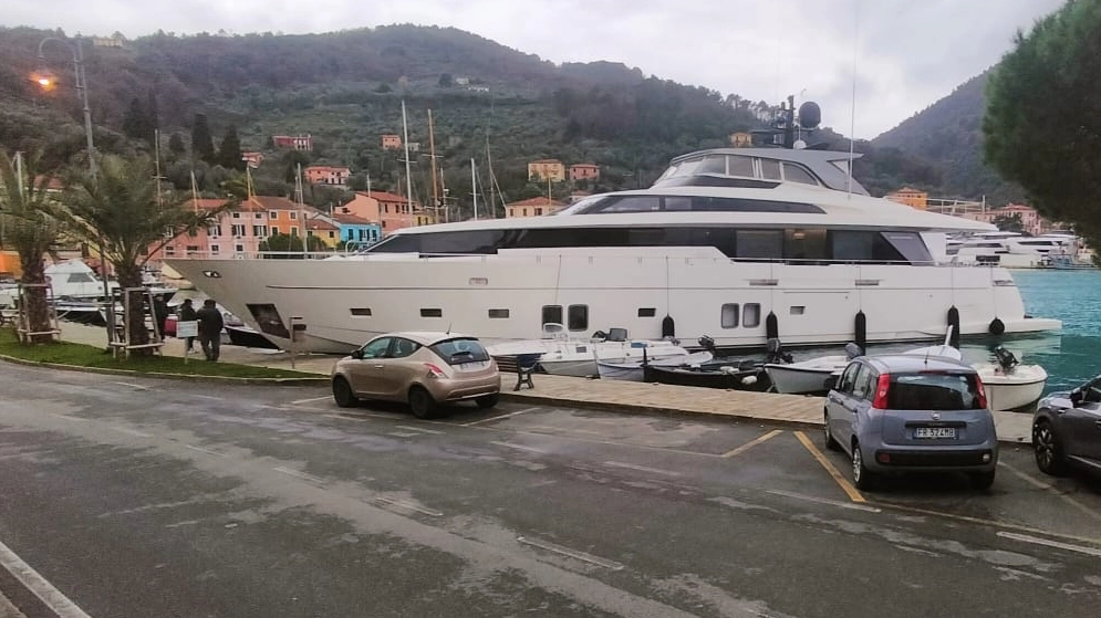 Lo yacht che si è schiantato sulla banchina delle Grazie Lo yacht che si è schiantato sulla banchina delle Grazie