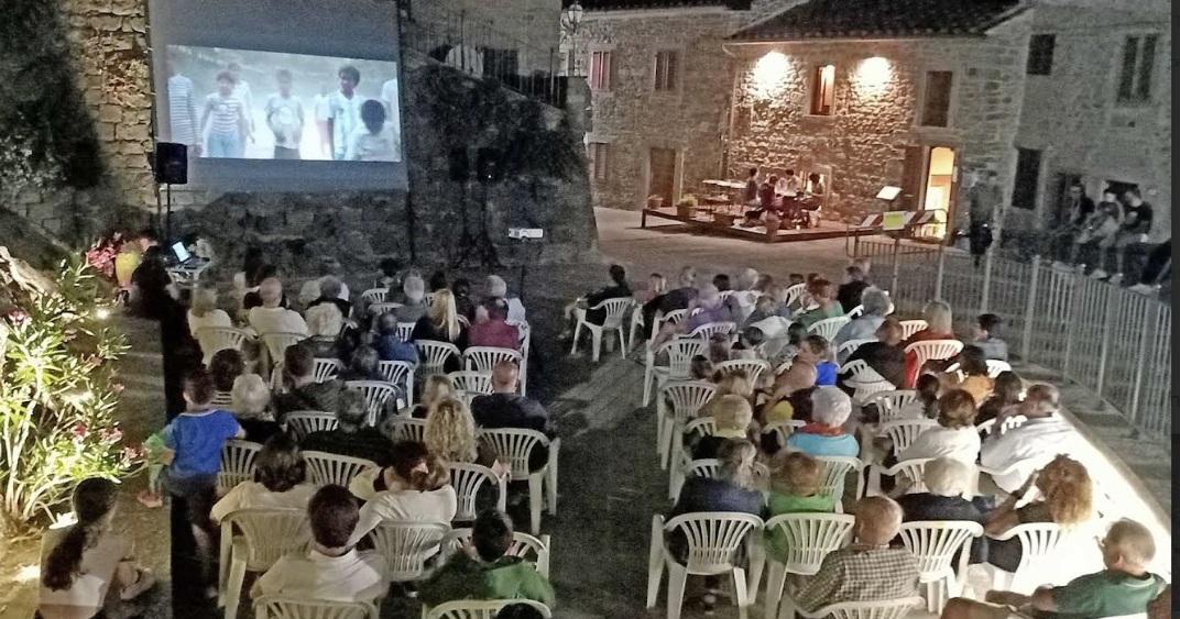 https://www.lanazione.it/image-service/view/acePublic/alias/contentid/M2M2NTQ1ODktNjdlMy00/0/brigata-di-raggiolo-cinema-al-chiaro-di-luna.jpeg?f=1.91:1&w=1200