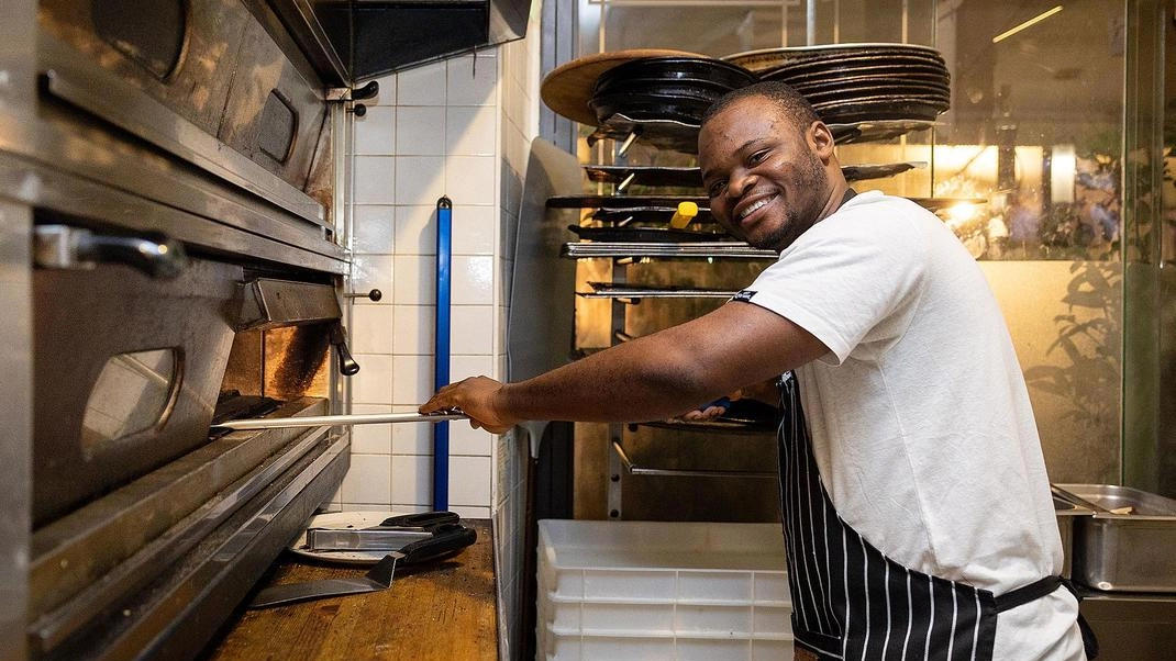 Un pizzaiolo inforna alcune pizze. Tra i lavori ricercati dalle aziende, molti quelli dedicati alla ristorazione e all’accoglienza turistica Un pizzaiolo inforna alcune pizze. Tra i lavori ricercati dalle aziende, molti quelli dedicati alla ristorazione e all’accoglienza turistica