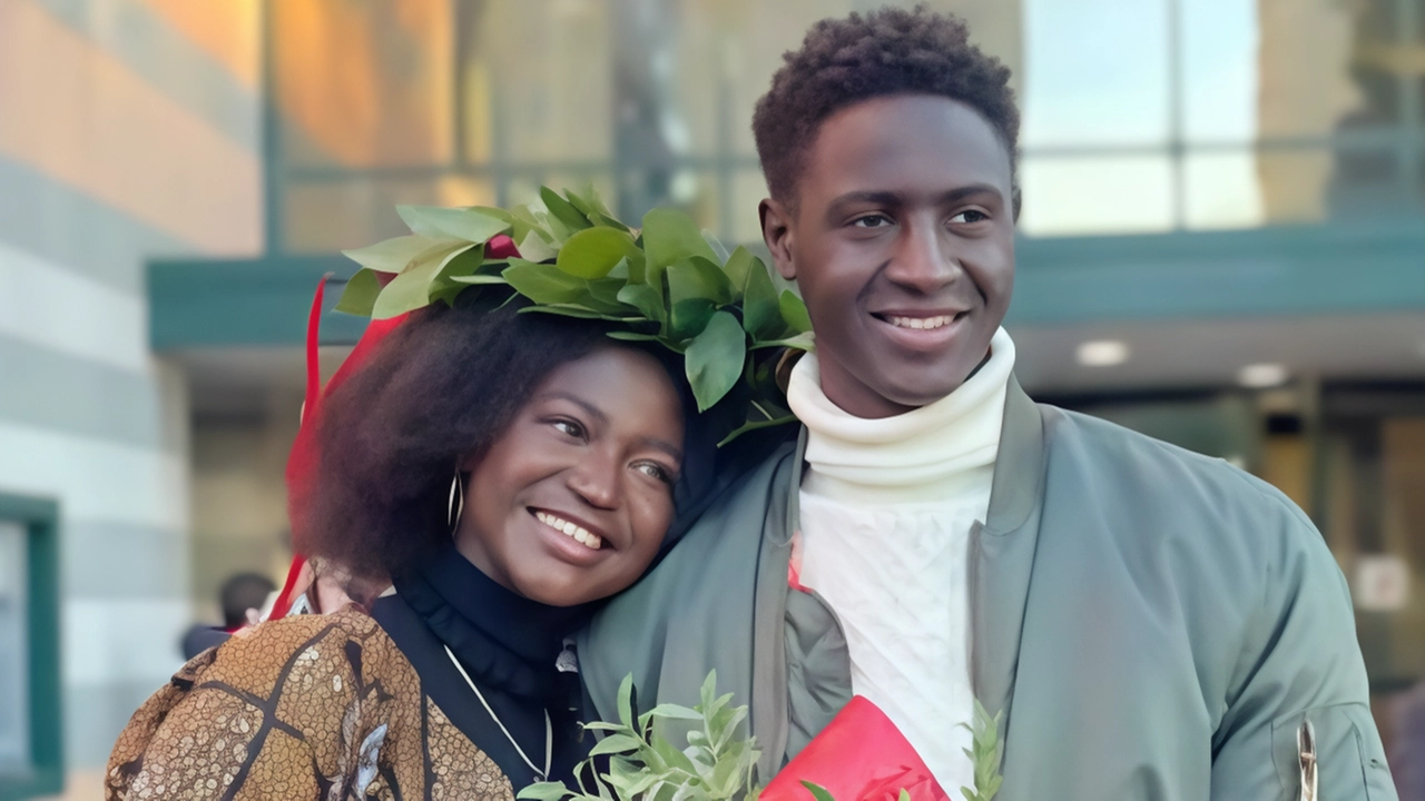 Assane Niang durante un momento felice insieme alla sorella Adama appena laureata Assane Niang durante un momento felice insieme alla sorella Adama appena laureata