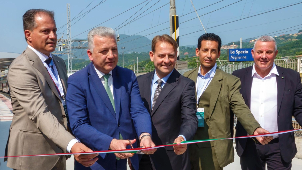 Inaugurato il nuovo binario 1-nord dedicato agli ’Express’ verso la Riviera. Peracchini lancia la proposta: "Una metropolitana leggera da Luni e Levanto". Inaugurato il nuovo binario 1-nord dedicato agli ’Express’ verso la Riviera. Peracchini lancia la proposta: "Una metropolitana leggera da Luni e Levanto".