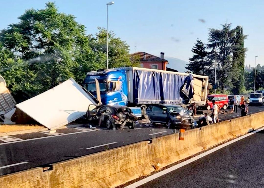 grave incidente sulla flaminia strada chiusa e diversi feriti