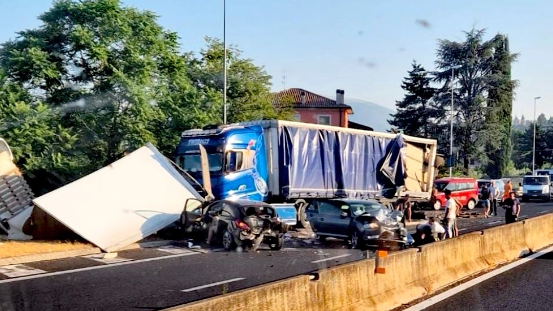 La terribile scena dell'incidente avvenuto sulla statale 3 Flaminia all'altezza di Foligno La terribile scena dell'incidente avvenuto sulla statale 3 Flaminia all'altezza di Foligno