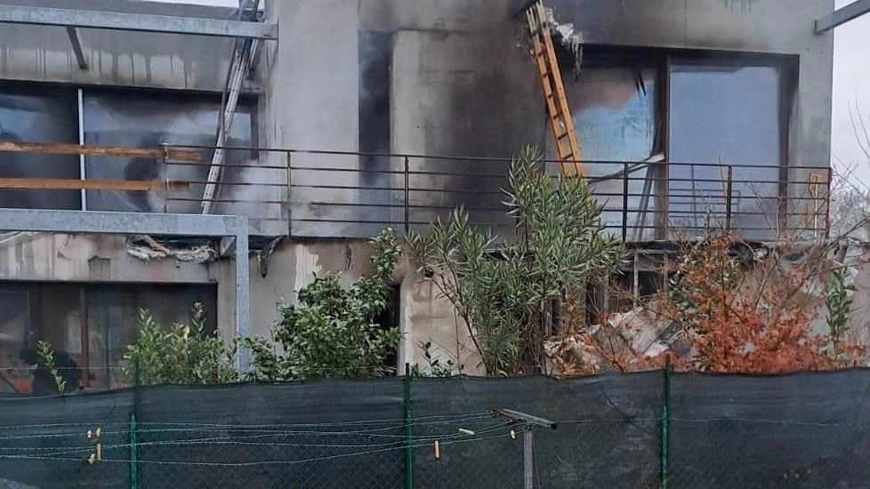 La villa in ristrutturazione in via Ferrucci pesantemente danneggiata dall’incendio che si è scatenato nella notte La villa in ristrutturazione in via Ferrucci pesantemente danneggiata dall’incendio che si è scatenato nella notte