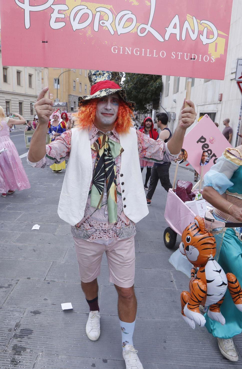 Il Valdimontone vola su ’Anda e Bola Air’. Nerozzi con i capelli rosa per un Palio da favola Il Valdimontone vola su ’Anda e Bola Air’. Nerozzi con i capelli rosa per un Palio da favola