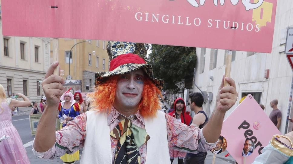 Tanti giovani per il corteo della vittoria, i più anziani sfilano sul trenino . Gingillo diventa persino un’edicola sacra, tante scenette su Madonna . . Tanti giovani per il corteo della vittoria, i più anziani sfilano sul trenino . Gingillo diventa persino un’edicola sacra, tante scenette su Madonna . .