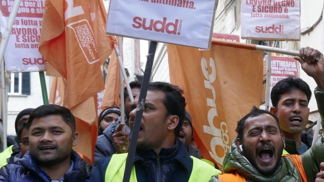 Un momento del corteo organizzato dai Sudd Cobas (Attalmi) Un momento del corteo organizzato dai Sudd Cobas (Attalmi)