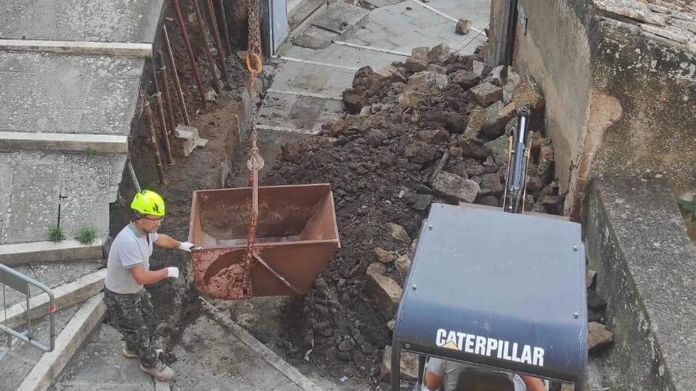 A Pitigliano lavori di ripristino per la strada che era diventata un fiume. A Manciano ordinanza del sindaco vieta l’accesso alla chiesa di S. Leonardo. . A Pitigliano lavori di ripristino per la strada che era diventata un fiume. A Manciano ordinanza del sindaco vieta l’accesso alla chiesa di S. Leonardo. .