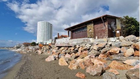 L’erosione della spiaggia alla Torre Marina: sono rimasti pochi metri di sabbia