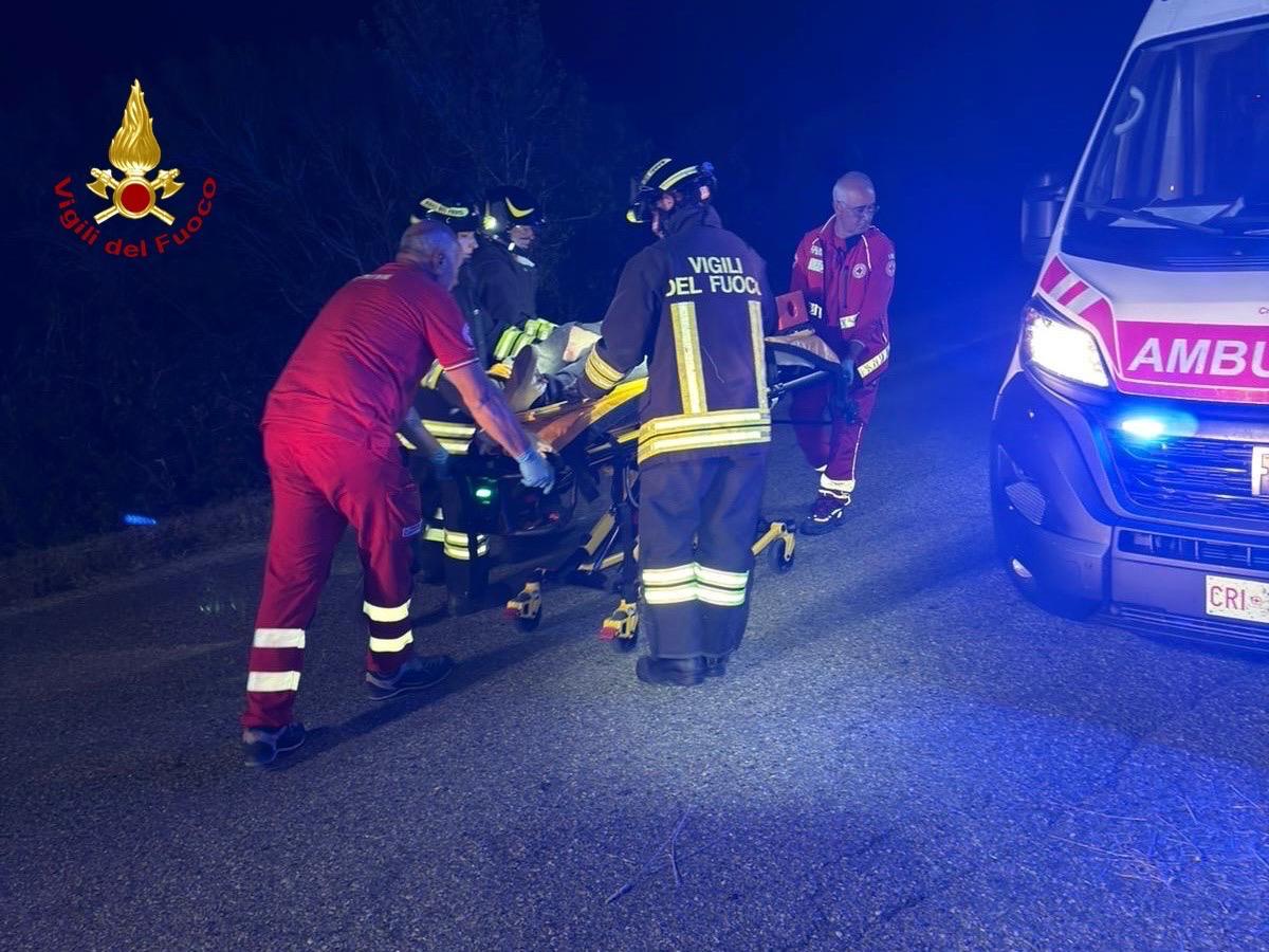 esce di strada con la macchina automobilista intrappolato nelle lamiere