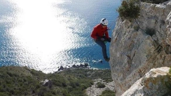 Ampliata la storica falesia di Capo d’Uomo, meta turistica degli arrampicatori di tutto il mondo. Gli amanti della scalata frequentano... Ampliata la storica falesia di Capo d’Uomo, meta turistica degli arrampicatori di tutto il mondo. Gli amanti della scalata frequentano...